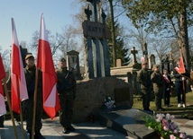 Żołnierze zaciągnęli wartę honorową przy kwaterze upamiętniającej ofiary zbrodni sowieckiej z 1940 roku.