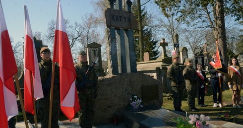 Żołnierze zaciągnęli wartę honorową przy kwaterze upamiętniającej ofiary zbrodni sowieckiej z 1940 roku.
