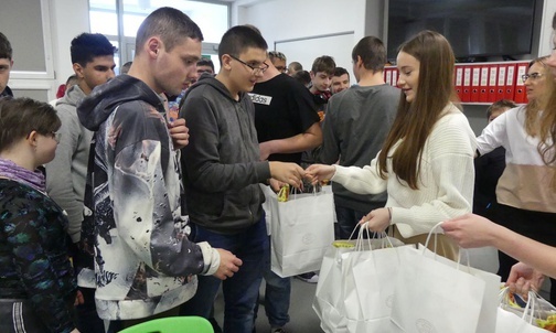 Świąteczne paczki od bielskich licealistów trafiły do młodych podopiecznych z Żywca-Sporysza.