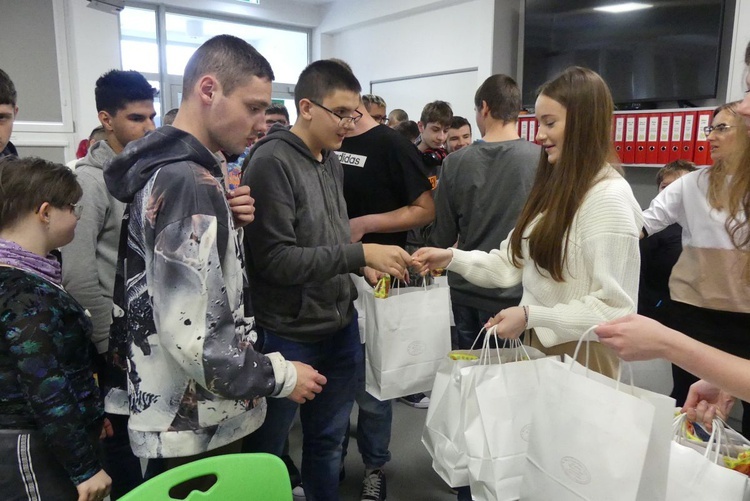 Świąteczne paczki od bielskich licealistów trafiły do młodych podopiecznych z Żywca-Sporysza.