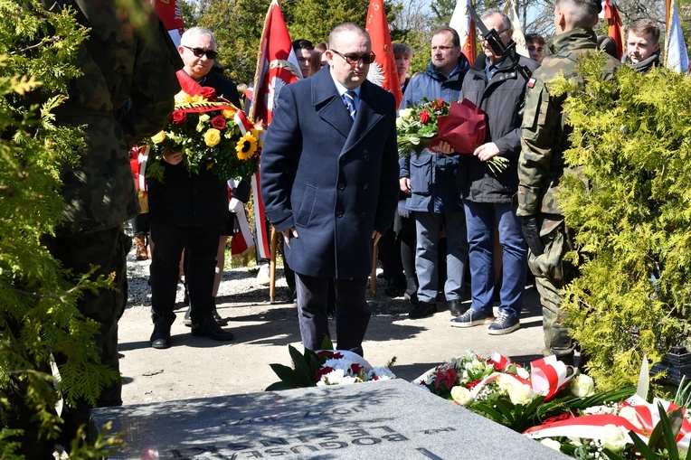 Grób płk. Jerzego Woźniaka oznaczony specjalnym insygnium