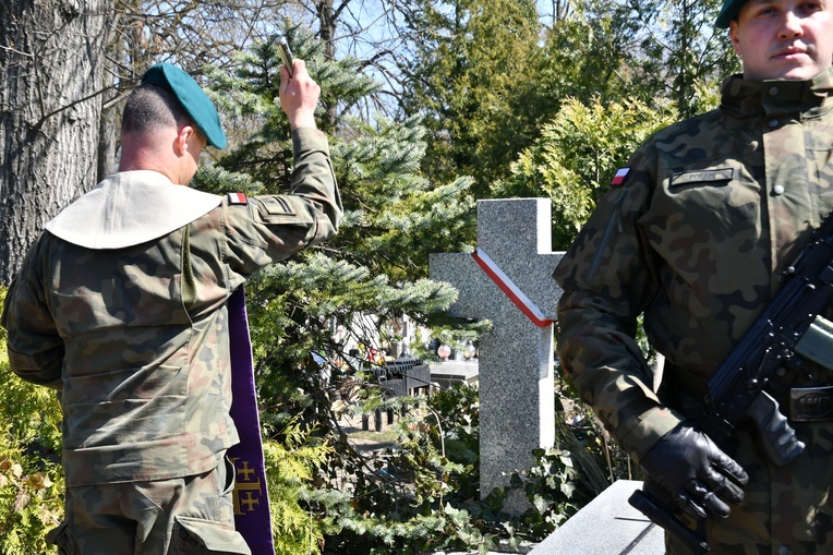 Grób płk. Jerzego Woźniaka oznaczony specjalnym insygnium