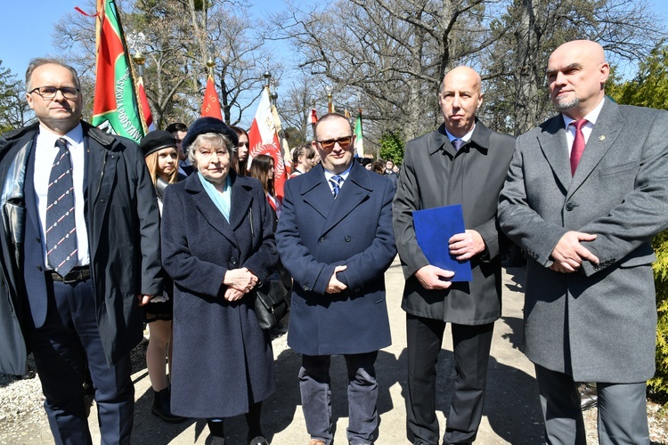 Grób płk. Jerzego Woźniaka oznaczony specjalnym insygnium