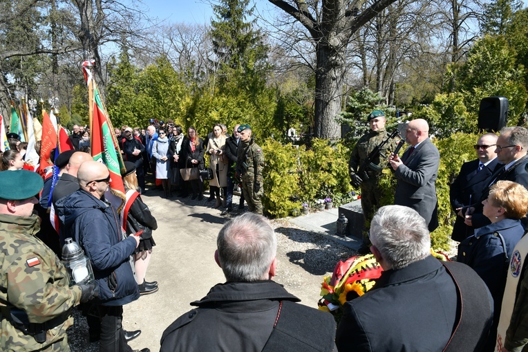 Grób płk. Jerzego Woźniaka oznaczony specjalnym insygnium