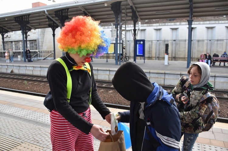 Wspólnota postakademicka wita uchodźców na gdańskim dworcu