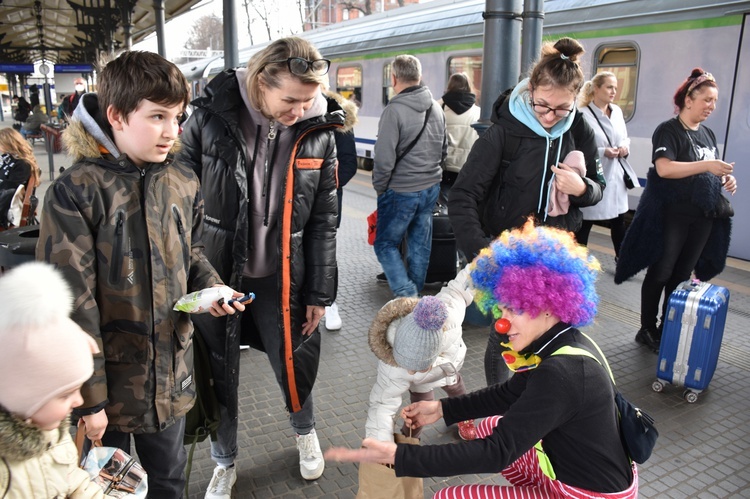 Wspólnota postakademicka wita uchodźców na gdańskim dworcu