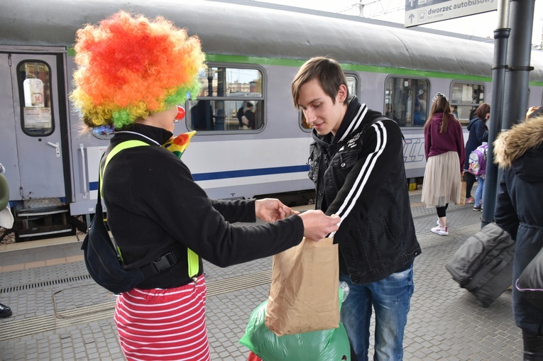 Wspólnota postakademicka wita uchodźców na gdańskim dworcu