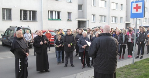 Lwówek Śląski. Droga Krzyżowa w dwóch językach