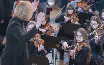 Oprawa muzyczna w wykonaniu młodych artystów pomogła w modlitwie, której tak bardzo potrzebuje obecnie naród ukraiński.