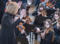 Oprawa muzyczna w wykonaniu młodych artystów pomogła w modlitwie, której tak bardzo potrzebuje obecnie naród ukraiński.