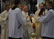 Podczas Eucharystii bp Andrzej F. Dziuba poświęcił oleje.