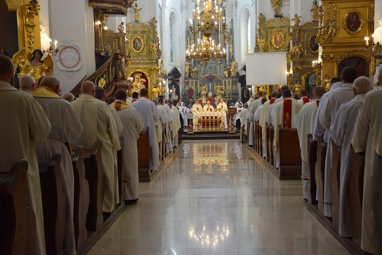 Msza św. Krzyżma w katedrze łowickiej 2022