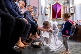 Gestu obmycia nóg dokonał rektor kościoła św. Piotra ks. Bogusław Suszyło. 