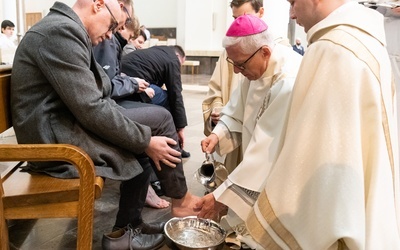 Bp Szkudło w Wielki Czwartek w Katowicach: Tajemnicza równoczesność trwa