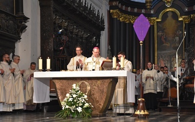 - Niech to Triduum Paschalne wniesie w wasze serce prawdziwą radość zmartwychwstania i napełni je pokojem Chrystusowym - mówił abp Wojda.