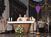 - Niech to Triduum Paschalne wniesie w wasze serce prawdziwą radość zmartwychwstania i napełni je pokojem Chrystusowym - mówił abp Wojda.