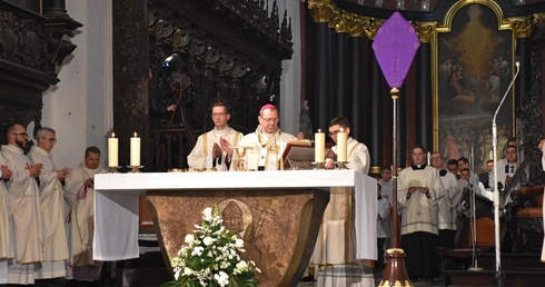 - Niech to Triduum Paschalne wniesie w wasze serce prawdziwą radość zmartwychwstania i napełni je pokojem Chrystusowym - mówił abp Wojda.