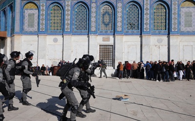 Izrael: Liczba rannych Palestyńczyków w starciach z policją w Jerozolimie wzrosła do 117