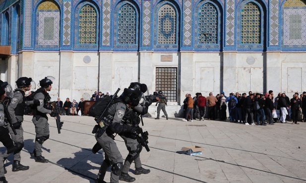 Izrael: Liczba rannych Palestyńczyków w starciach z policją w Jerozolimie wzrosła do 117
