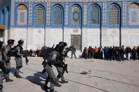 Izrael: Liczba rannych Palestyńczyków w starciach z policją w Jerozolimie wzrosła do 117