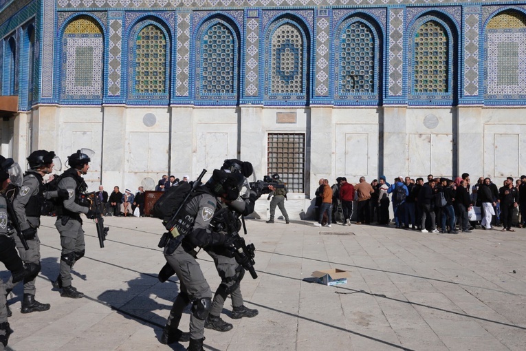 Izrael: Liczba rannych Palestyńczyków w starciach z policją w Jerozolimie wzrosła do 117