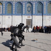 Izrael: Liczba rannych Palestyńczyków w starciach z policją w Jerozolimie wzrosła do 117