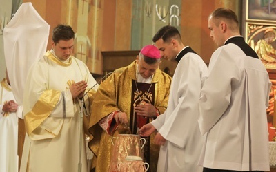 Podczas liturgii bp Pindel poświęcił oleje, które będą używane podczas udzielania sakramentów.