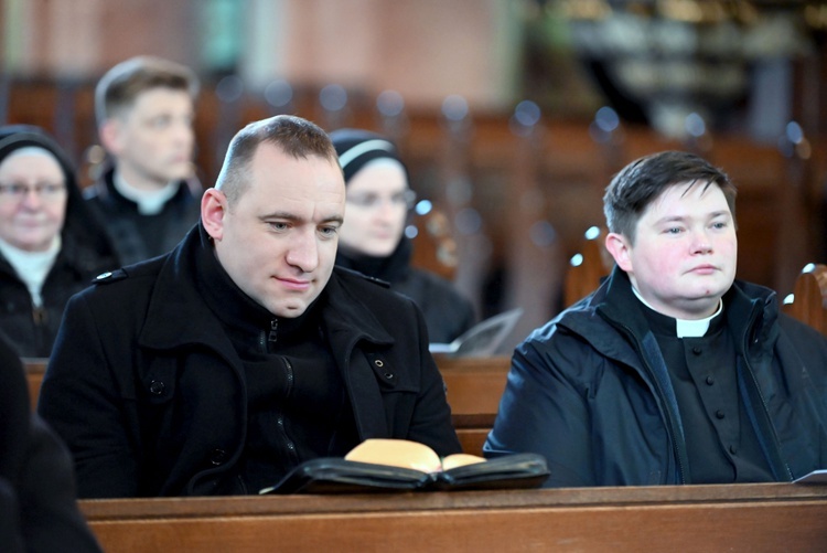 Wielki Piątek. Ciemna Jutrznia w katedrze