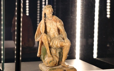 Rzeźba Chrystusa Frasobliwego.