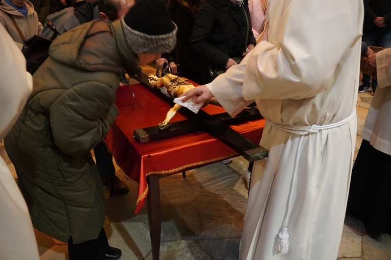 Wielki Piątek w archikatedrze wrocławskiej 2022