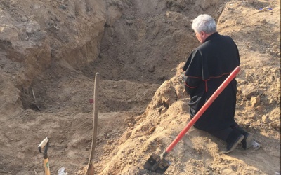 Kardynał Krajewski modlił się nad zbiorową mogiłą w Borodziance 