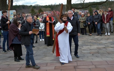 Uczestnicy misterium szli za prowadzonym na Kalwarię Jezusem Chrystusem.