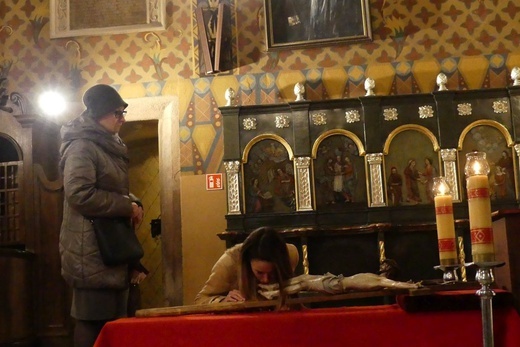 Liturgia Wielkiego Piątku w konkatedrze Narodzenia NMP w Żywcu - 2022