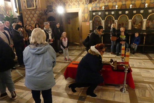 Liturgia Wielkiego Piątku w konkatedrze Narodzenia NMP w Żywcu - 2022