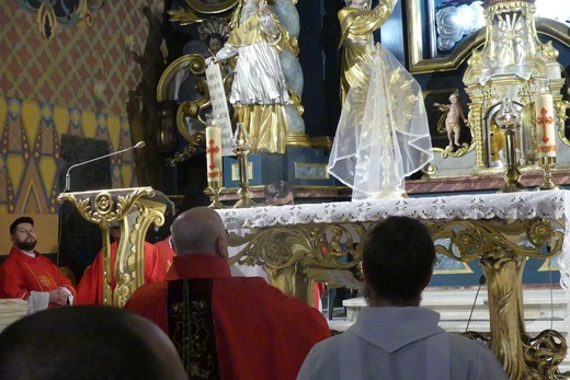 Liturgia Wielkiego Piątku w konkatedrze Narodzenia NMP w Żywcu - 2022