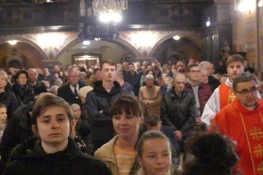 Liturgia Wielkiego Piątku w konkatedrze Narodzenia NMP w Żywcu - 2022