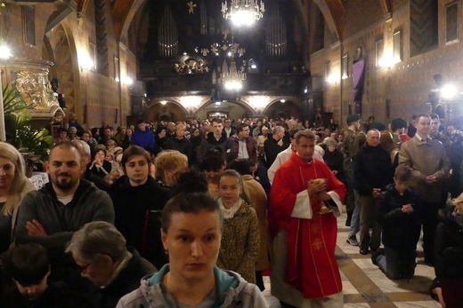 Liturgia Wielkiego Piątku w konkatedrze Narodzenia NMP w Żywcu - 2022