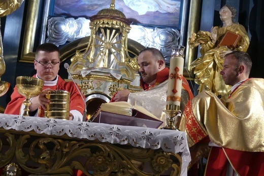 Liturgia Wielkiego Piątku w konkatedrze Narodzenia NMP w Żywcu - 2022