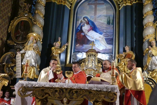 Liturgia Wielkiego Piątku w konkatedrze Narodzenia NMP w Żywcu - 2022