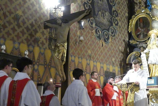 Liturgia Wielkiego Piątku w konkatedrze Narodzenia NMP w Żywcu - 2022