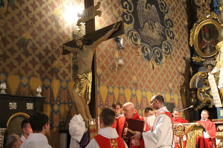 Liturgia Wielkiego Piątku w konkatedrze Narodzenia NMP w Żywcu - 2022