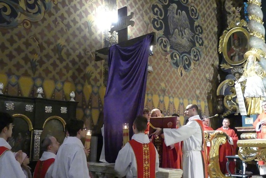 Liturgia Wielkiego Piątku w konkatedrze Narodzenia NMP w Żywcu - 2022
