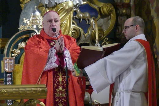 Liturgia Wielkiego Piątku w konkatedrze Narodzenia NMP w Żywcu - 2022