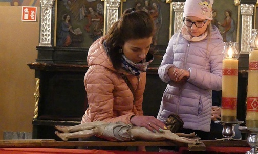Podczas liturgii Wielkiego Piątku pod przewodnctwem bpa Piotra Gregera w konkatedrze Narodzenia NMP w Żywcu.