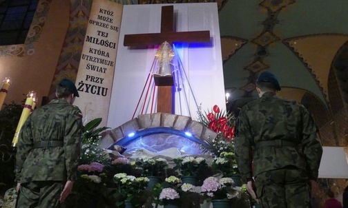 Podczas liturgii Wielkiego Piątku pod przewodnctwem bpa Piotra Gregera w konkatedrze Narodzenia NMP w Żywcu.