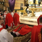 Podczas liturgii Wielkiego Piątku pod przewodnctwem bpa Piotra Gregera w konkatedrze Narodzenia NMP w Żywcu.