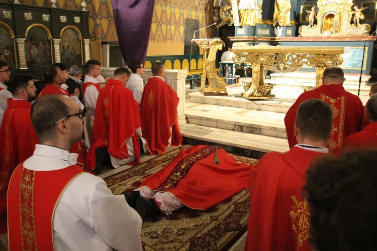 Podczas liturgii Wielkiego Piątku pod przewodnctwem bpa Piotra Gregera w konkatedrze Narodzenia NMP w Żywcu.