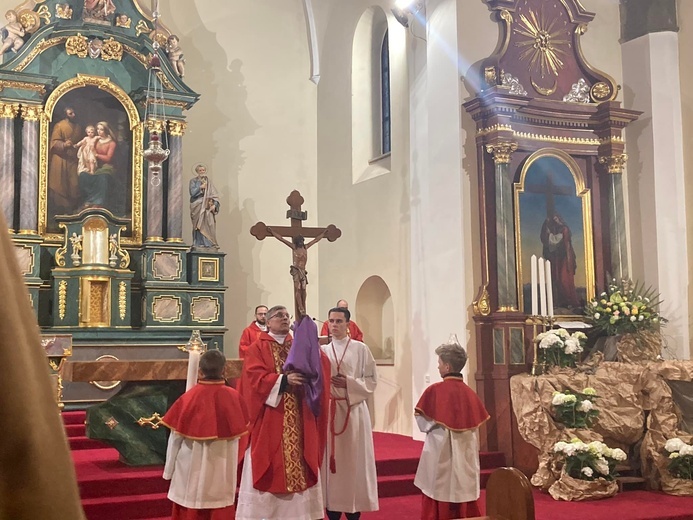 Liturgia Męki Pańskiej w parafiach diecezji