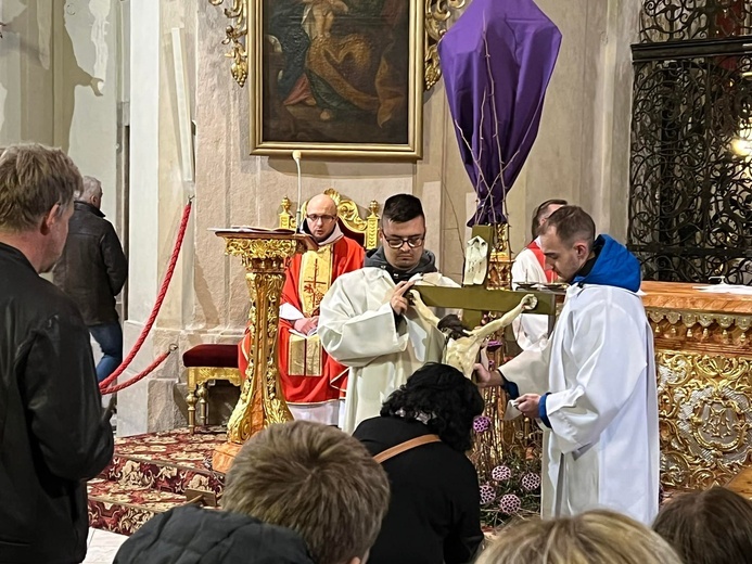 Liturgia Męki Pańskiej w parafiach diecezji