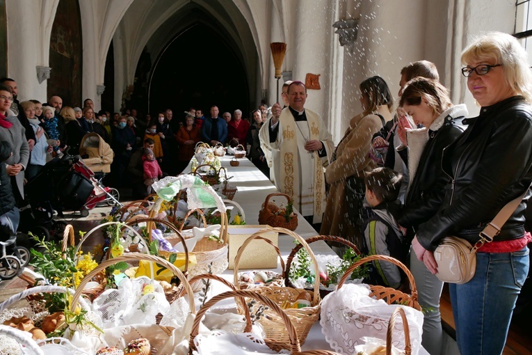 Poświęcenie pokarmów wielkanocnych w archikatedrze oliwskiej